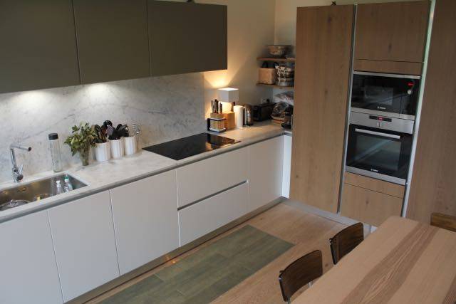 Fabrication et pose d'une cuisine style scandinave avec plan de travail en marbre de carrare à Lyon 5 